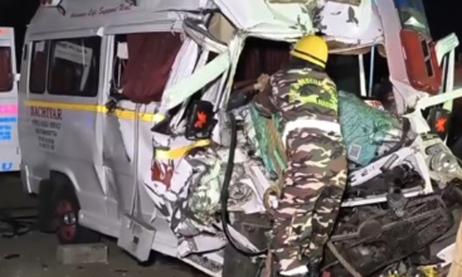 பல்லடம் அருகே லாரி மீது ஆம்புலன்ஸ் மோதி விபத்து - 2 பேர் உயிரிழப்பு