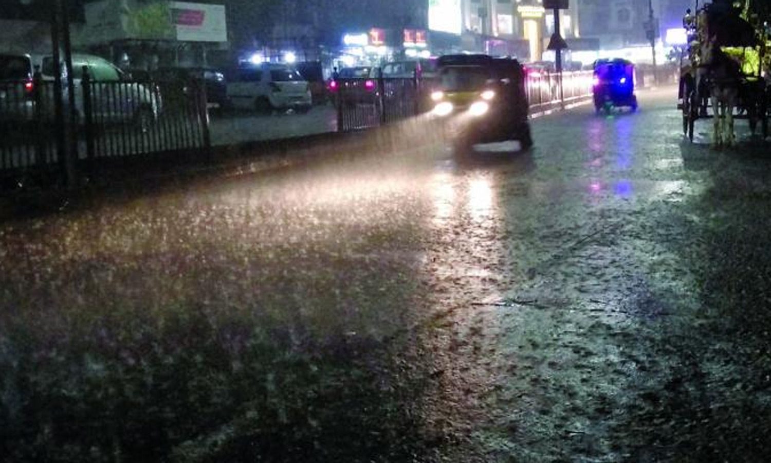 சென்னையை குளிர்வித்த கோடை மழை - மக்கள் மகிழ்ச்சி சென்னையை குளிர்வித்த கோடை மழை - மக்கள் மகிழ்ச்சி