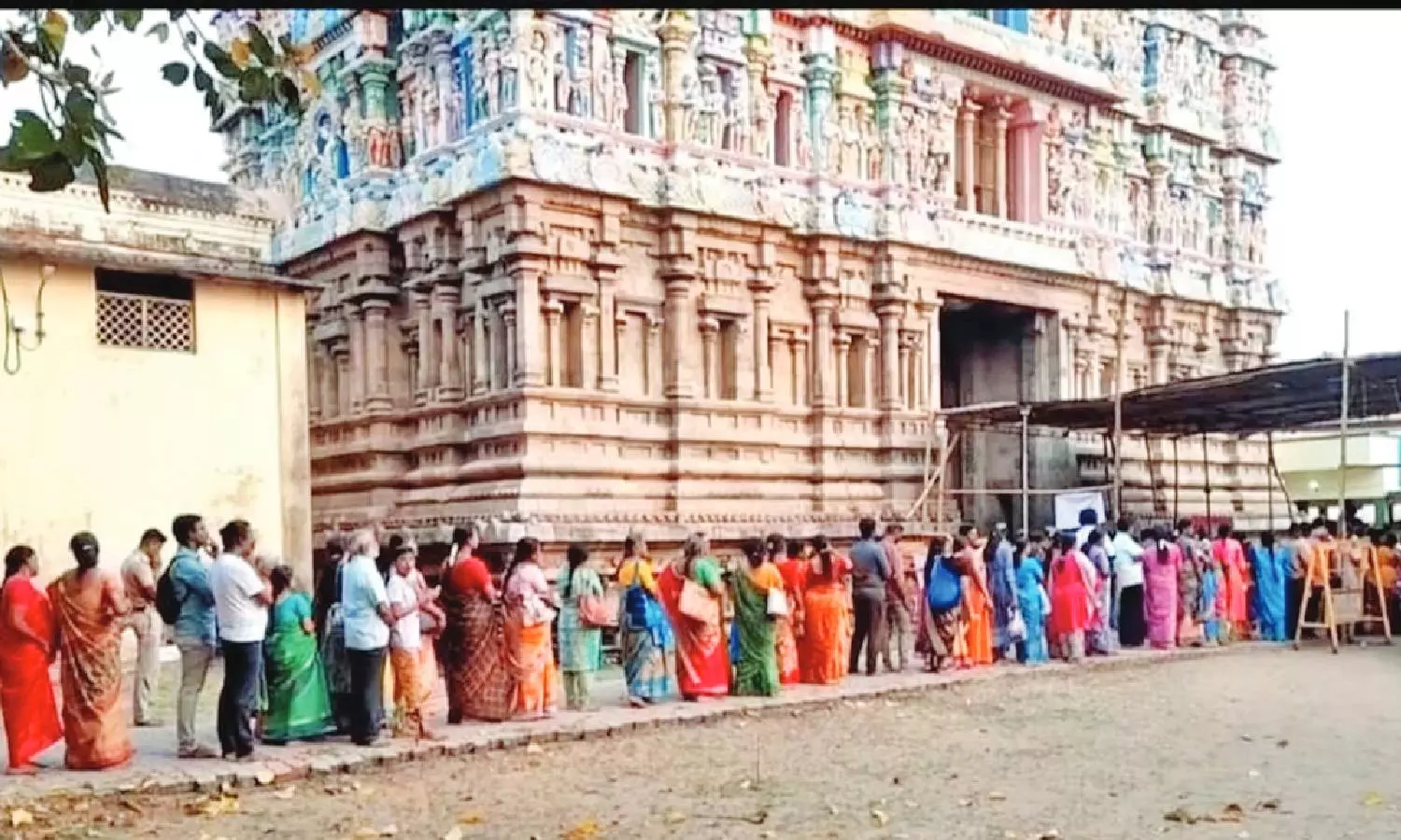 பங்குனி திருவிழா: திருவாரூர் தியாகராஜர் கோவிலில் இடதுபாத தரிசனம்- ஏராளமான பக்தர்கள் பங்கேற்பு