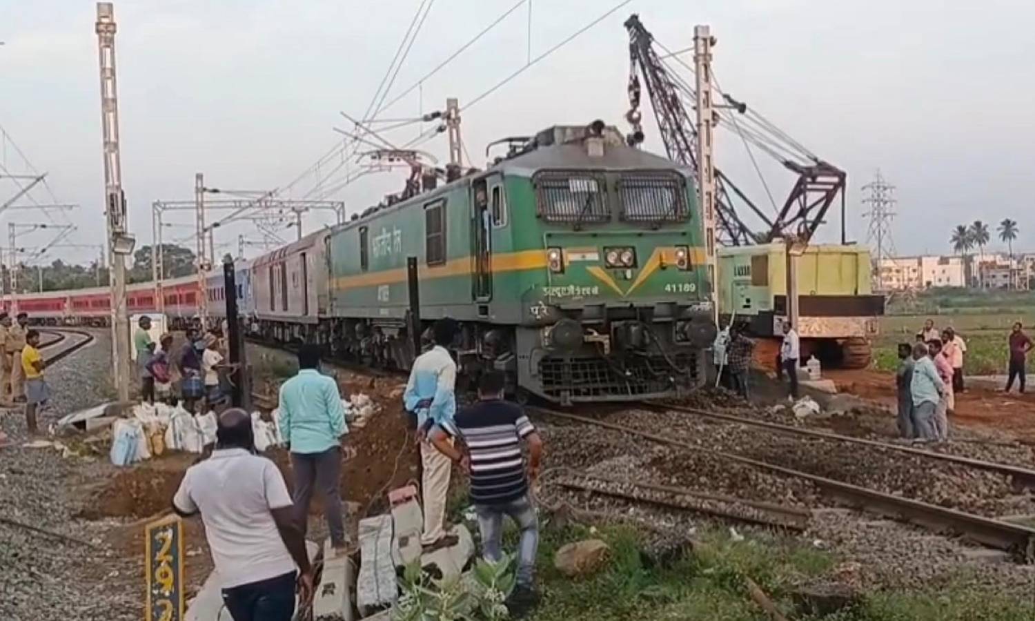 தண்டவாள பராமரிப்பின் போது மண் சரிவு: ரெயில்கள் நடுவழியில் நிறுத்தம்- பயணிகள் பரிதவிப்பு