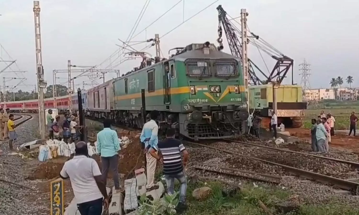 தண்டவாள பராமரிப்பின் போது மண் சரிவு: ரெயில்கள் நடுவழியில் நிறுத்தம்- பயணிகள் பரிதவிப்பு