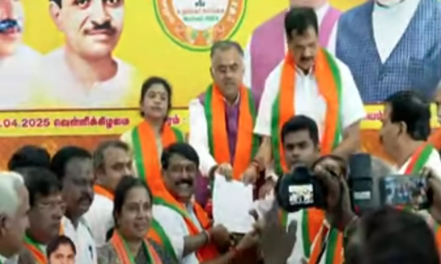 பா.ஜ.க. மாநில தலைவர் தேர்தல் - நயினார் நாகேந்திரன் விருப்பமனு தாக்கல் பா.ஜ.க. மாநில தலைவர் தேர்தல் - நயினார் நாகேந்திரன் விருப்பமனு தாக்கல்