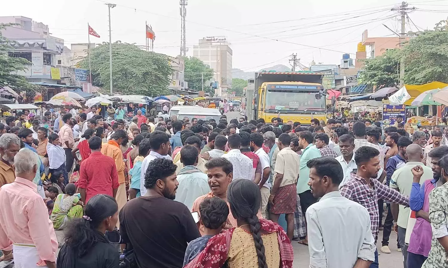 அரசு ஆஸ்பத்திரியில் காய்ச்சலுக்கு சிகிச்சை பெற்று வந்த 4 வயது குழந்தை பலி- உறவினர்கள் சாலை மறியல்