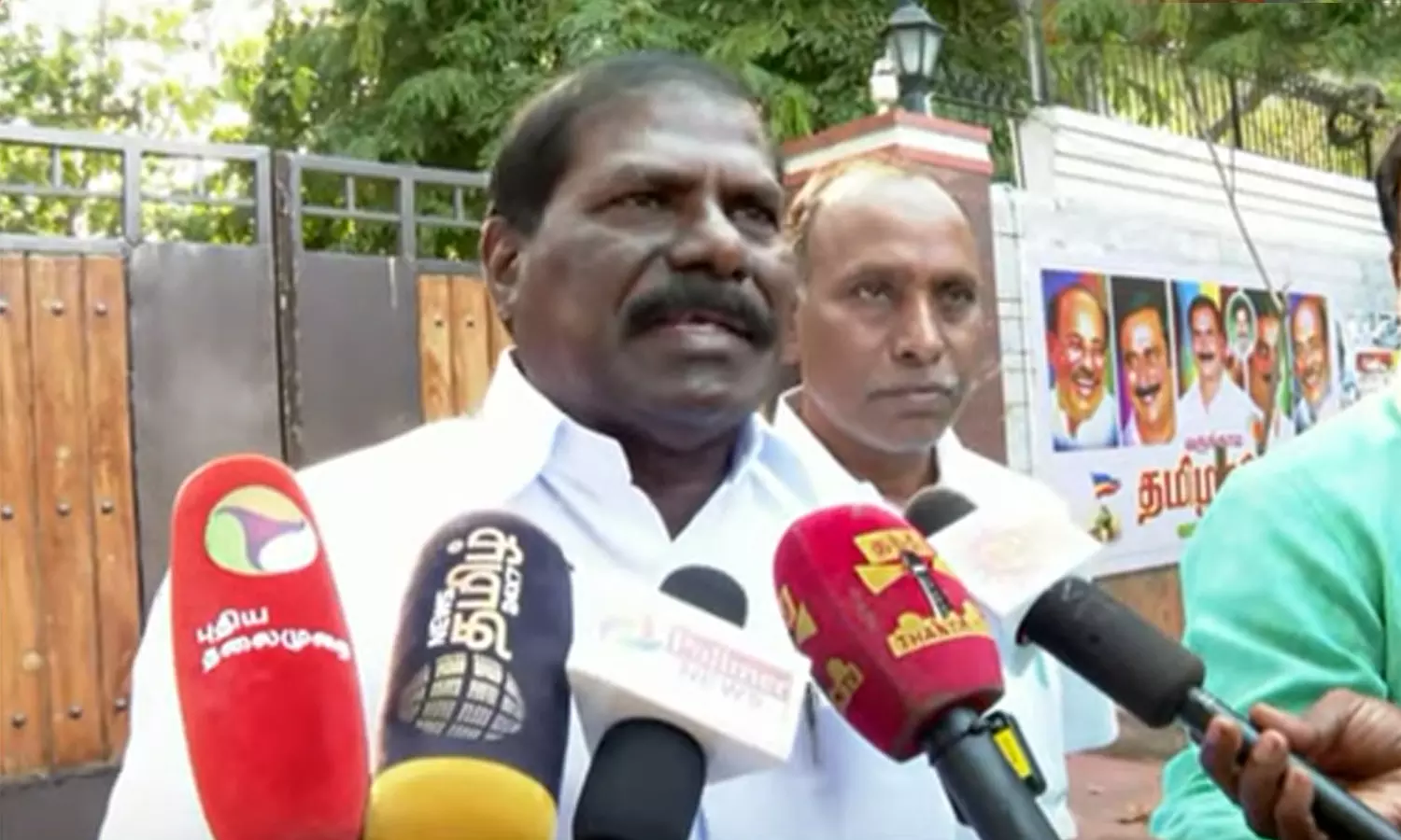 ராமதாசுடன் பேசியது குறித்து வெளியில் சொல்ல முடியாது- ஜி.கே.மணி ராமதாசுடன் பேசியது குறித்து வெளியில் சொல்ல முடியாது- ஜி.கே.மணி