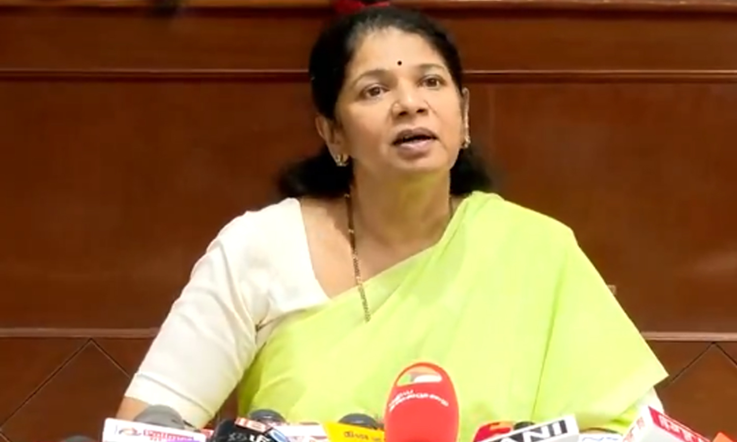 ஒருவருக்கு எத்தனை முறை தண்டனை தருவது- அமைச்சர் பொன்முடி குறித்து கனிமொழி ஆதங்கம்