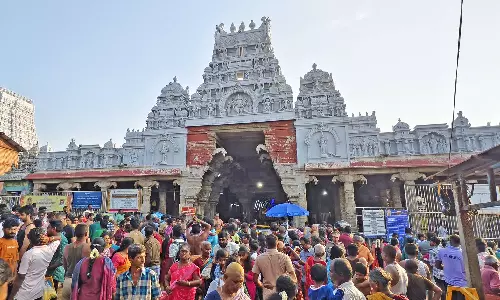 பங்குனி உத்திரம்: திருச்செந்தூரில் குவிந்த பக்தர்கள் - நீண்டவரிசையில் நின்று சாமி தரிசனம்