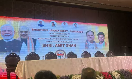 கூட்டணி மற்றும் புதிய தலைவர் குறித்த ஊகங்களுக்கு பதில் சொல்லும் அமித்ஷா செய்தியாளர் சந்திப்பு அரங்க பேனர்