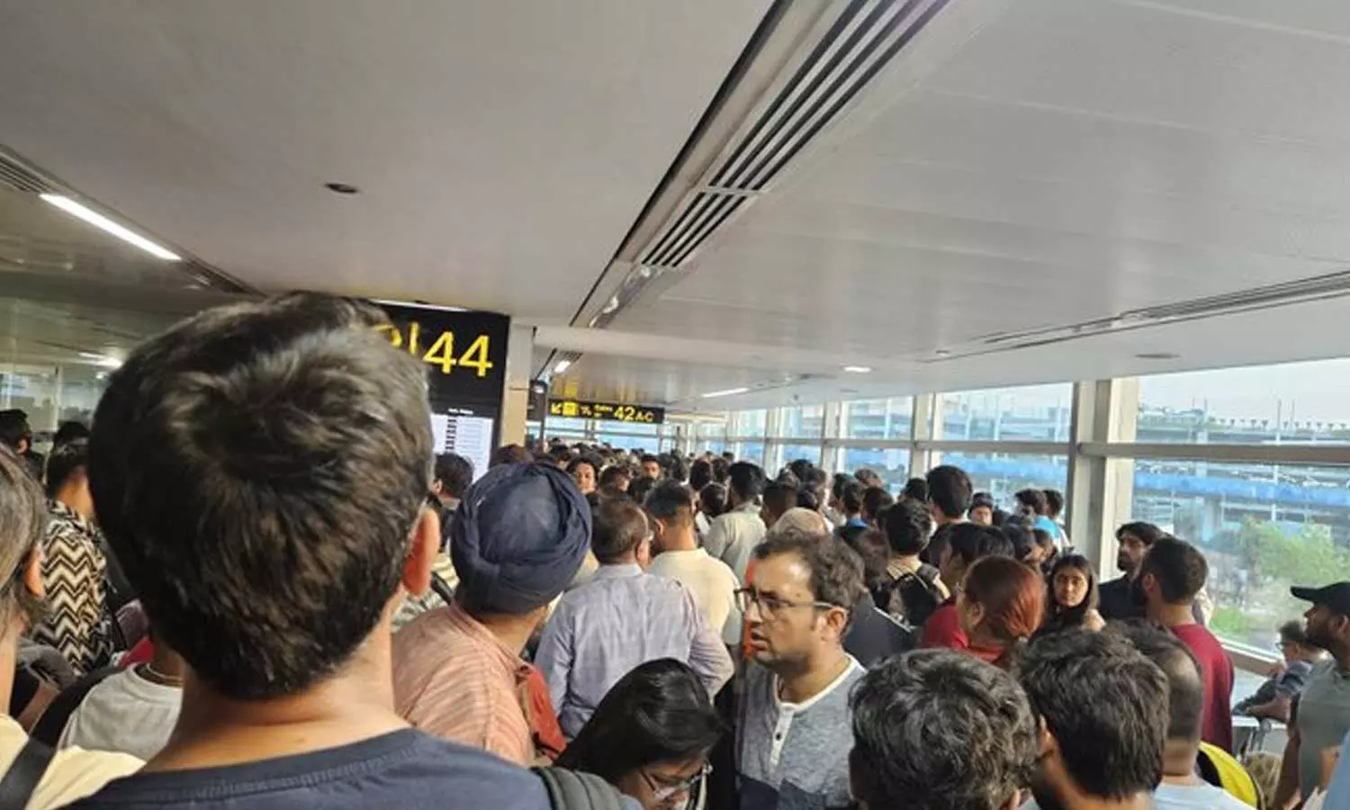 டெல்லியில் புழுதிப் புயல்- விமான சேவை பாதிப்பால் பயணிகள் அவதி