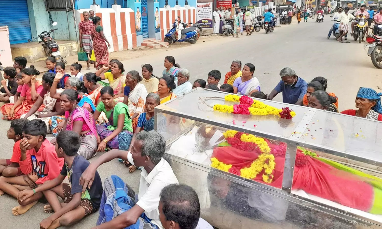 மூதாட்டி சடலத்துடன் கிராமமக்கள் சாலை மறியல்-  சுடுகாட்டை ஆக்கிரமித்துள்ளதாக புகார்