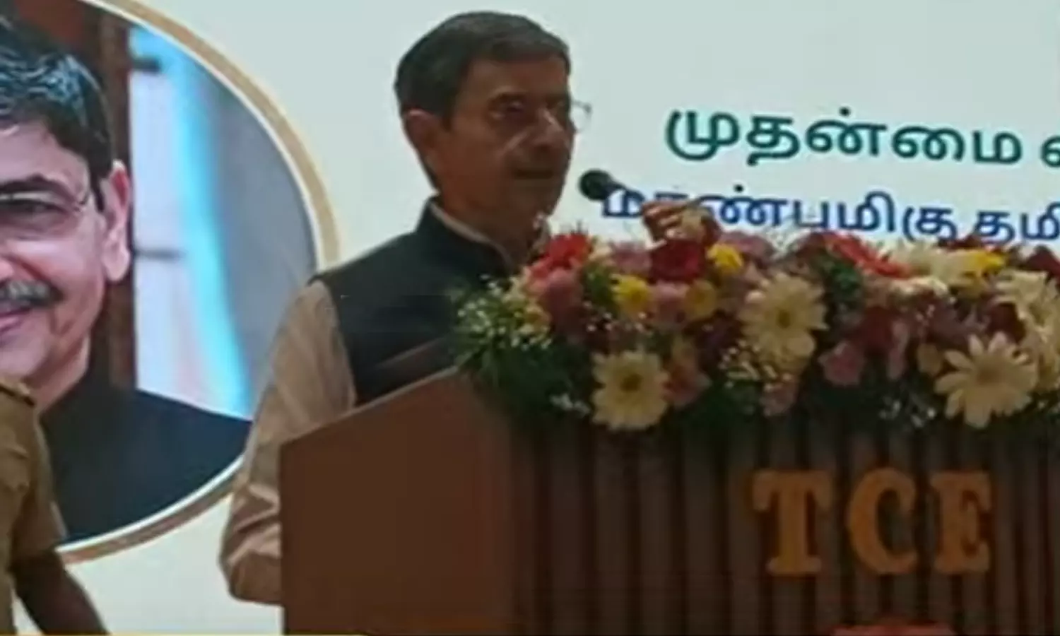 மாணவர்களை ஜெய்ஸ்ரீராம் என கோஷமிட வைத்து சர்ச்சையில் சிக்கிய ஆளுநர்