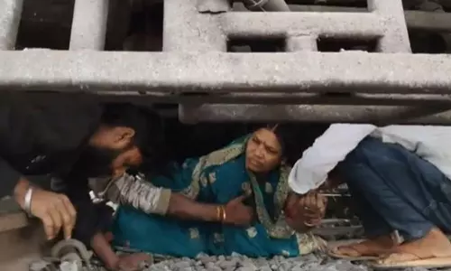 தற்கொலை செய்ய தண்டவாளத்தில் குதித்த பெண் ரெயிலுக்கு அடியில் சிக்கிய விபரீதம் - வீடியோ