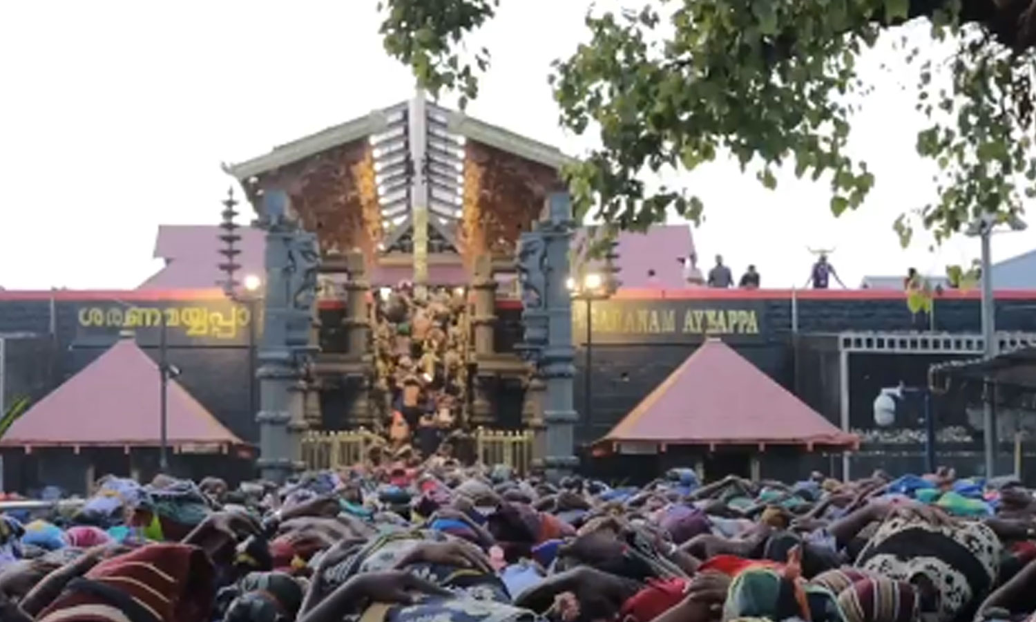 சபரிமலை ஐயப்பன் கோவிலில் நாளை விஷுக்கனி தரிசனம்