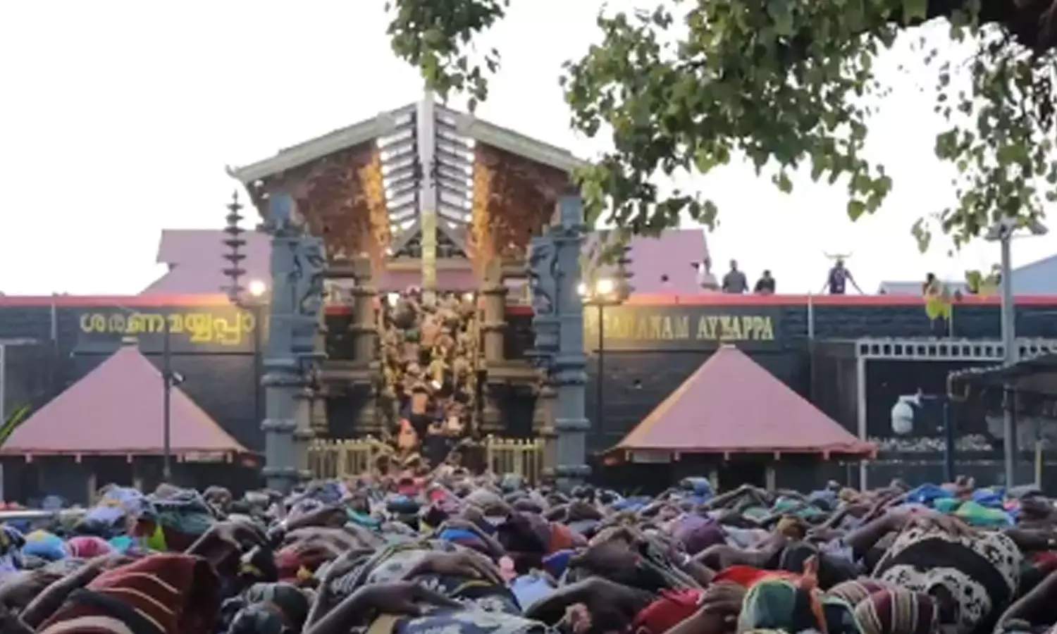 சபரிமலை ஐயப்பன் கோவிலில் நாளை விஷுக்கனி தரிசனம்