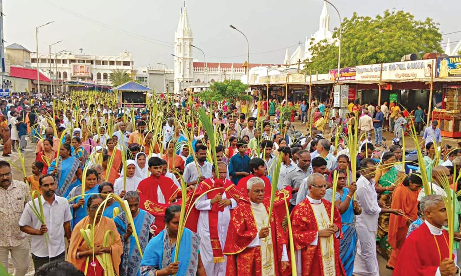 இன்று குருத்தோலை ஞாயிறு: வேளாங்கண்ணியில், குருத்தோலையை கைகளில் ஏந்தியவாறு பவனி வந்த கிறிஸ்தவர்கள் இன்று குருத்தோலை ஞாயிறு: வேளாங்கண்ணியில், குருத்தோலையை கைகளில் ஏந்தியவாறு பவனி வந்த கிறிஸ்தவர்கள்