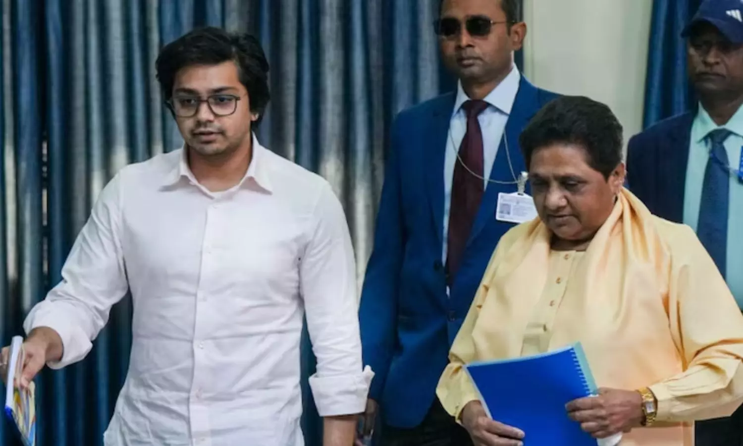 மன்னிப்பு கேட்ட மருமகன்.. மீண்டும் கட்சியில் சேர்த்த மாயாவதி - அரசியல் வாரிசு கிடையாது என உறுதி மன்னிப்பு கேட்ட மருமகன்.. மீண்டும் கட்சியில் சேர்த்த மாயாவதி - அரசியல் வாரிசு கிடையாது என உறுதி