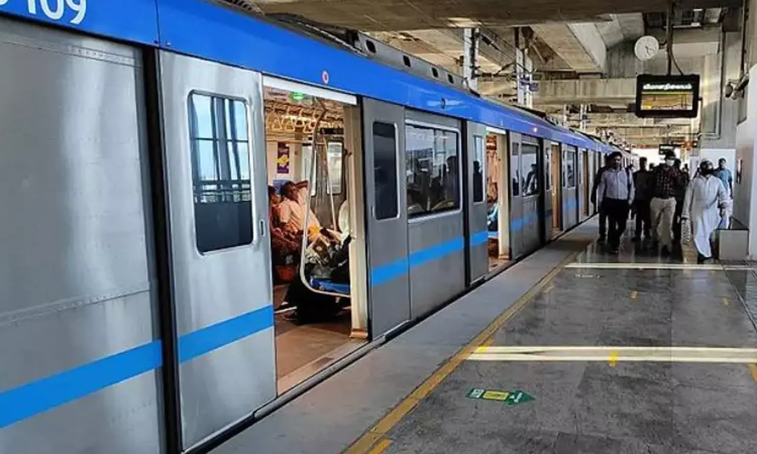 மெட்ரோ ரெயில் தண்டவாளம் பழுது- சேவை பாதிப்பால் பயணிகள் தவிப்பு மெட்ரோ ரெயில் தண்டவாளம் பழுது- சேவை பாதிப்பால் பயணிகள் தவிப்பு