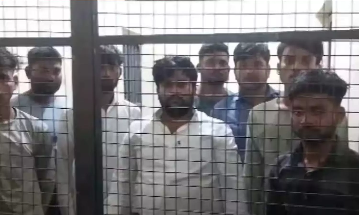 வருங்கால கணவரின் கண்முன்னே இளம்பெண்ணை கூட்டுப் பாலியல் வன்கொடுமை செய்த 8 பேர் கைது வருங்கால கணவரின் கண்முன்னே இளம்பெண்ணை கூட்டுப் பாலியல் வன்கொடுமை செய்த 8 பேர் கைது