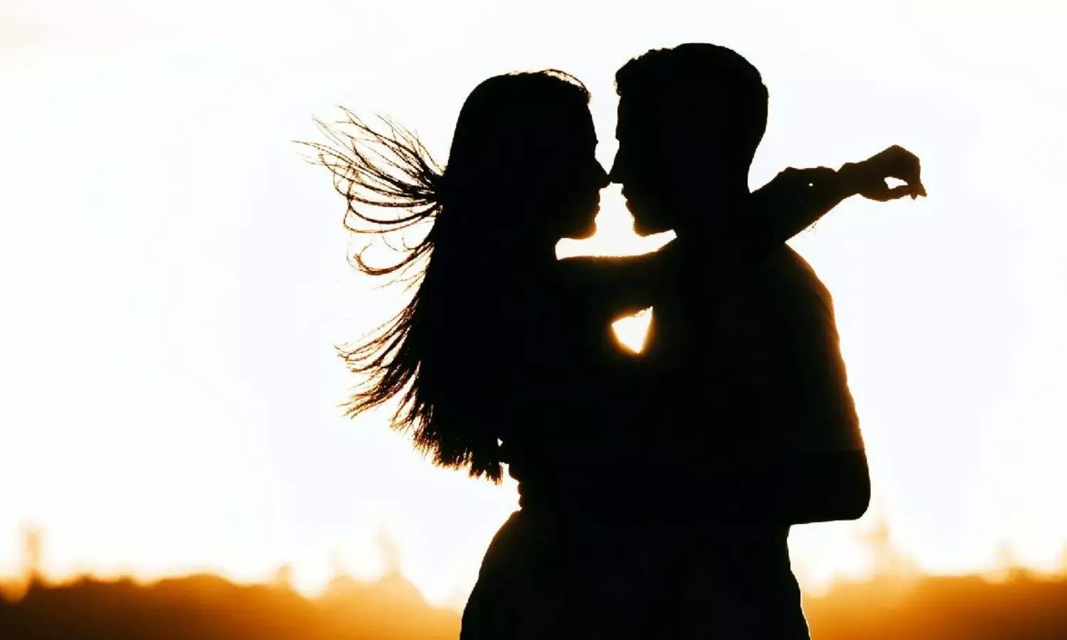 பக்கத்து வீட்டுக்காரனுடன் படுக்கையில் இருந்த மனைவி.. ஆத்திரத்தில் ஆணுறுப்பை  கடித்த கணவன்