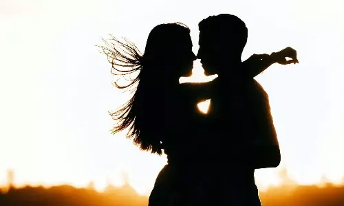 பக்கத்து வீட்டுக்காரனுடன் படுக்கையில் இருந்த மனைவி.. ஆத்திரத்தில் ஆணுறுப்பை  கடித்த கணவன்