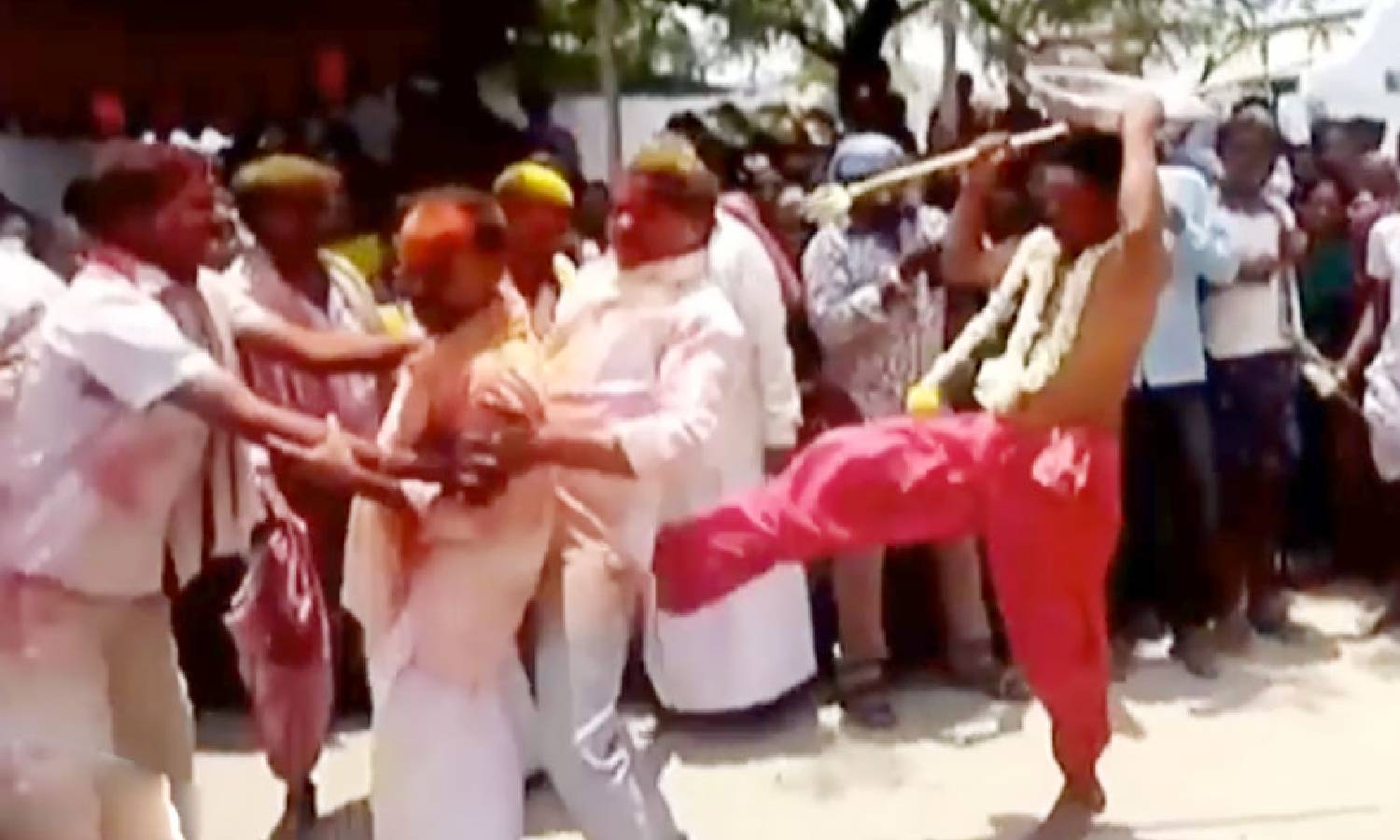 ஆந்திராவில் காலால் எட்டி உதைக்கும் வினோத திருவிழா: முக்தி கிடைக்கும் என நம்பிக்கை ஆந்திராவில் காலால் எட்டி உதைக்கும் வினோத திருவிழா: முக்தி கிடைக்கும் என நம்பிக்கை