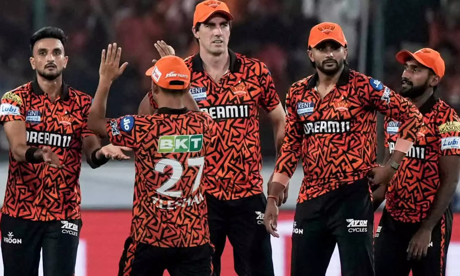 SRH அணியின் நட்சத்திர சுழற்பந்து வீச்சாளர் விலகல்- மாற்று வீரர் அறிவிப்பு
