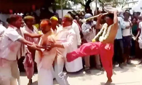 ஆந்திராவில் காலால் எட்டி உதைக்கும் வினோத திருவிழா: முக்தி கிடைக்கும் என நம்பிக்கை