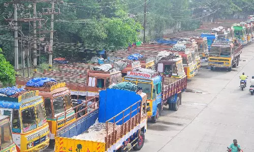 கர்நாடகாவில் லாரி ஸ்டிரைக்: அத்தியாவசிய பொருட்கள் விலை உயரும் அபாயம்