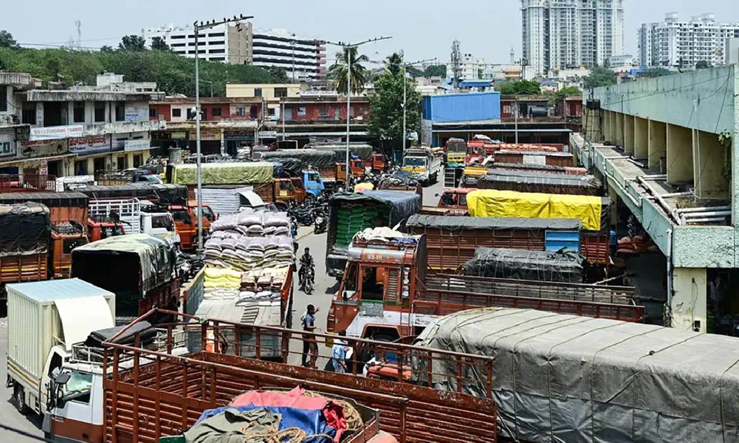 கர்நாடகாவில் லாரி ஸ்டிரைக்: தமிழகத்தில் ரூ.100 கோடி மதிப்பிலான பொருட்கள் தேக்கம்