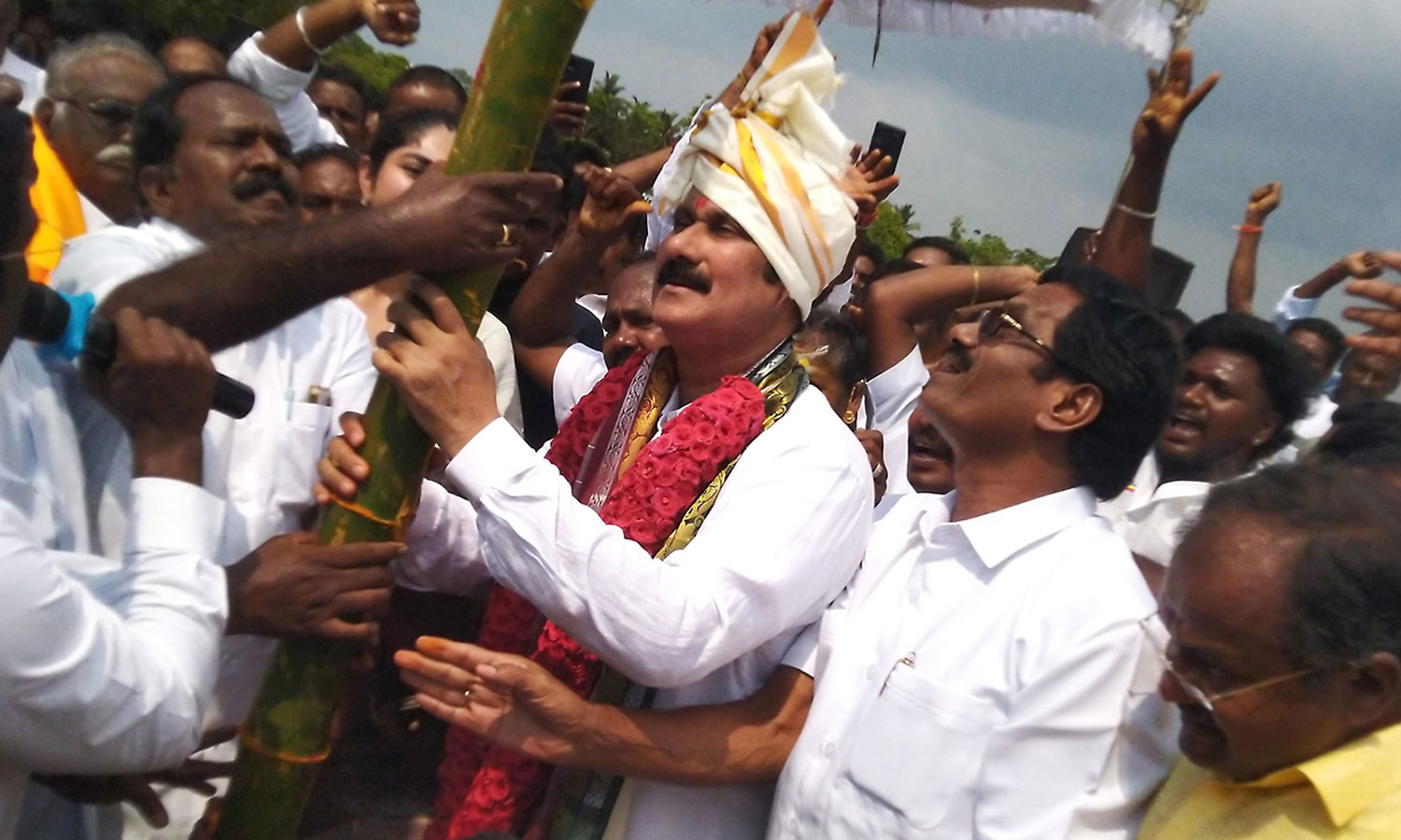 NDA கூட்டணி குறித்த கேள்வி... பதில் கூறாமல் நழுவி சென்ற அன்புமணி NDA கூட்டணி குறித்த கேள்வி... பதில் கூறாமல் நழுவி சென்ற அன்புமணி