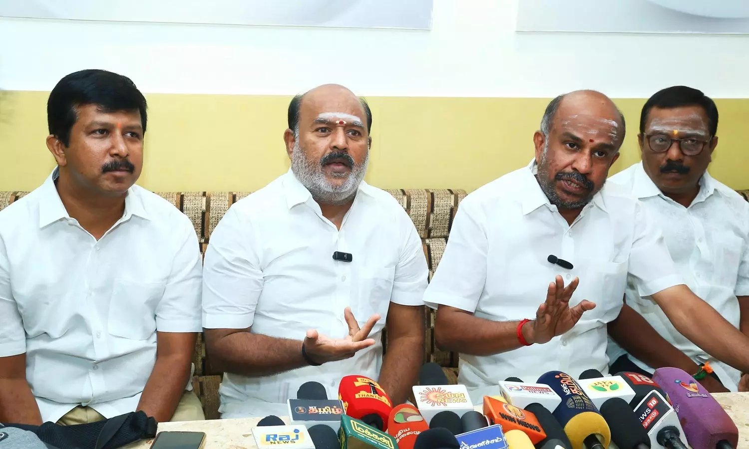 தி.மு.க.வை வீழ்த்தவே கூட்டணி: திருப்பூரில் அ.தி.மு.க. - பா.ஜ.க. நிர்வாகிகள் கூட்டாக பேட்டி தி.மு.க.வை வீழ்த்தவே கூட்டணி: திருப்பூரில் அ.தி.மு.க. - பா.ஜ.க. நிர்வாகிகள் கூட்டாக பேட்டி