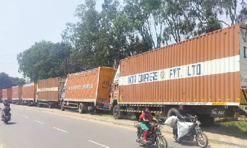 கர்நாடகாவில் 2-வது நாளாக வேலை நிறுத்தம்: ஓசூரில் அணிவகுத்து நிற்கும் லாரிகள்