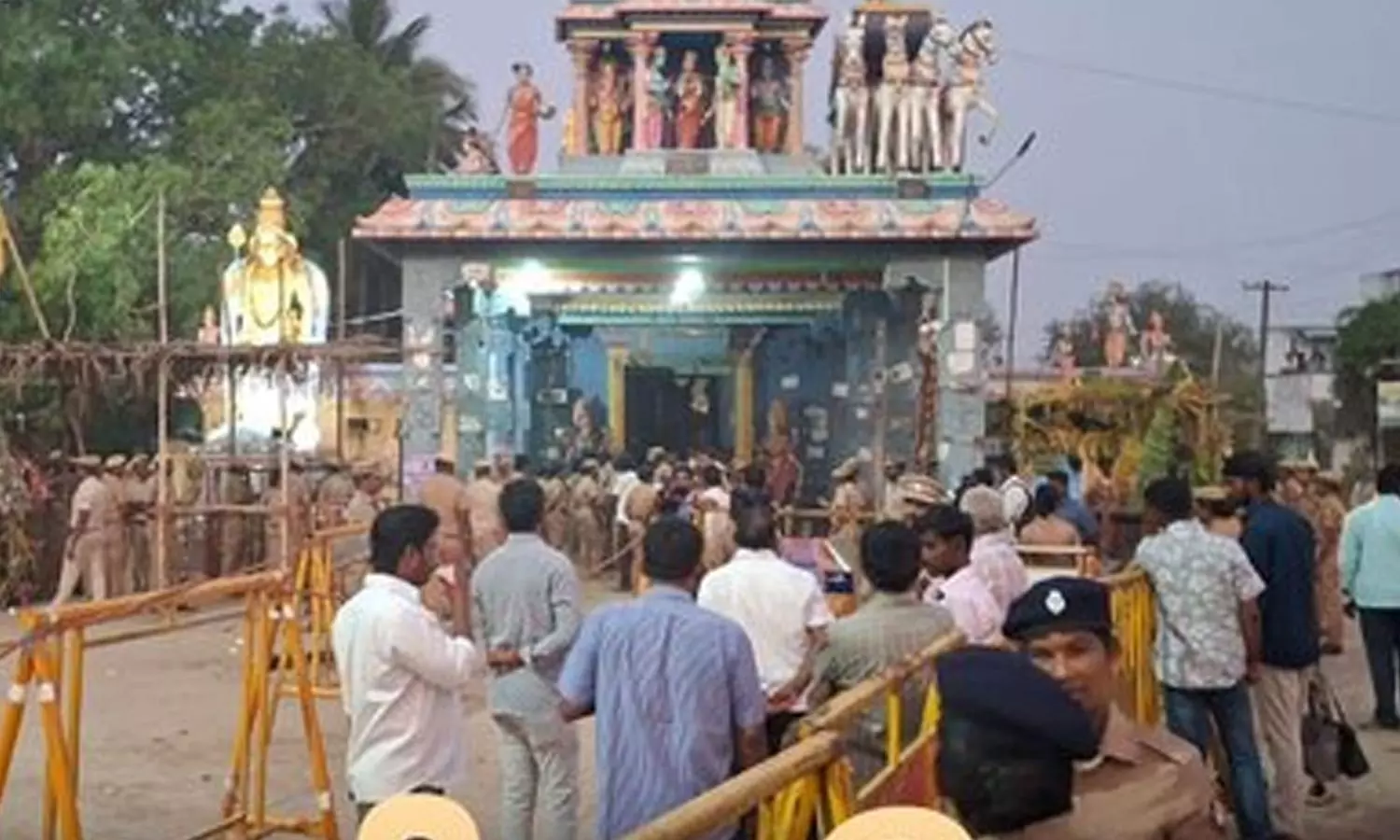 பலத்த போலீஸ் பாதுகாப்புடன் திரௌபதி அம்மன் கோவிலில் பட்டியலின மக்கள் வழிபாடு