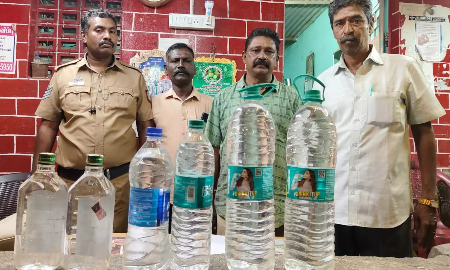 போடி அருகே கள்ளச்சாராயம் காய்ச்சி கேரளாவுக்கு கடத்த முயன்றவர் கைது