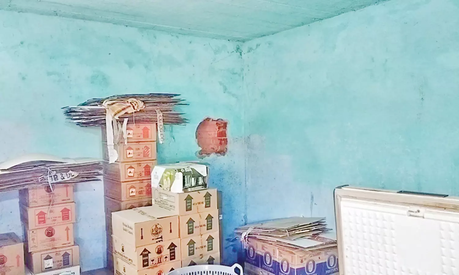 குளித்தலை அருகே சுவரில் துளை போட்டு புகுந்து மதுபாட்டில்கள், பணத்தை கொள்ளையடித்த மர்ம நபர்கள்