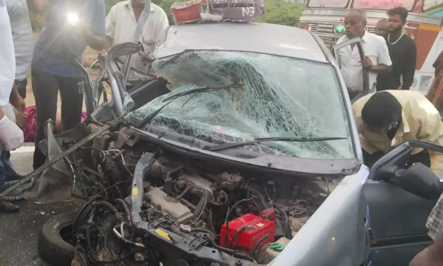 மத்தூர் அருகே விபத்து: மினிலாரி-கார் மோதி பெண் பலி மத்தூர் அருகே விபத்து: மினிலாரி-கார் மோதி பெண் பலி