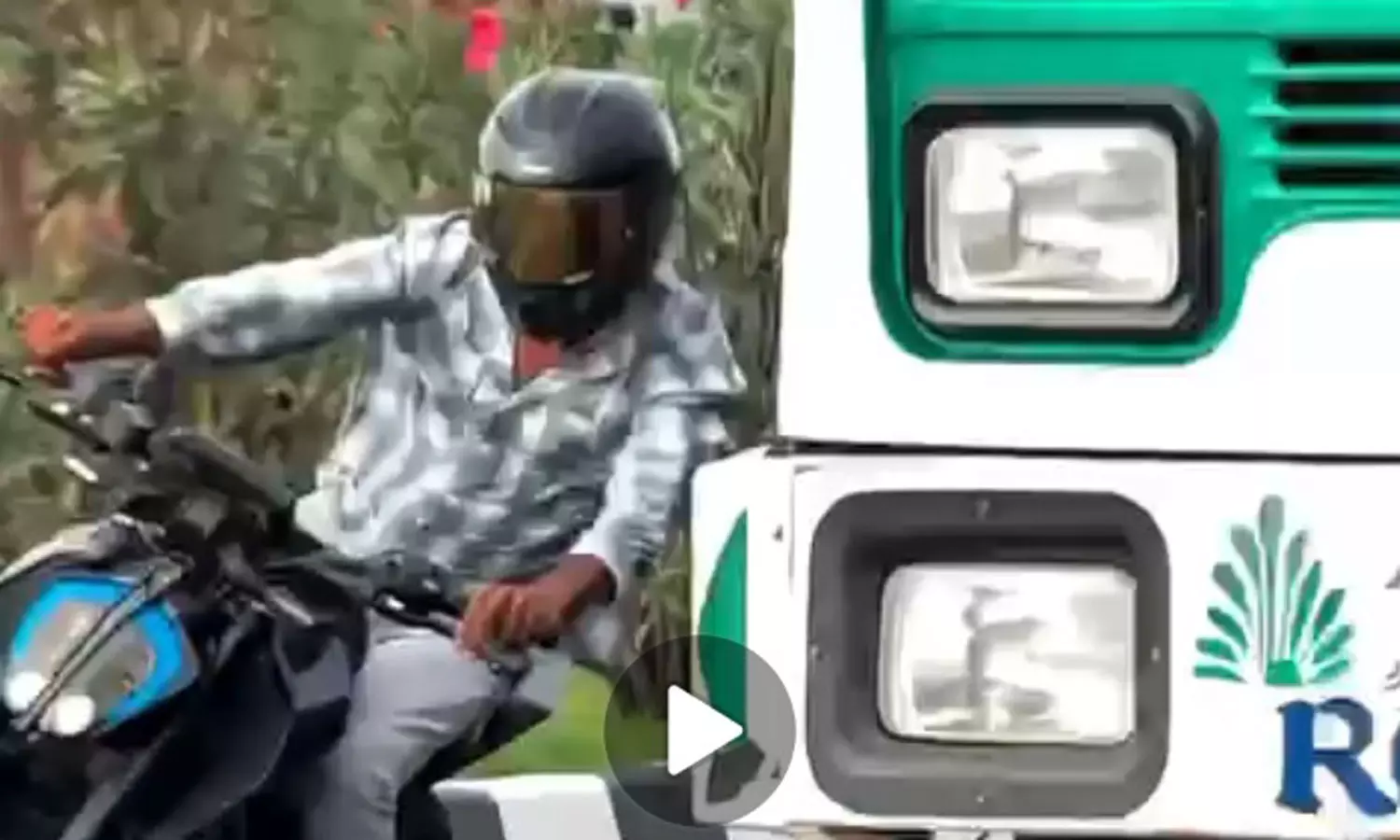 போலீஸ் விசாரணைக்கு வந்ததை ரீல்சாக எடுத்து பதிவிட்ட 3 வாலிபர்கள்- மோட்டார் சைக்கிள்கள் பறிமுதல் போலீஸ் விசாரணைக்கு வந்ததை ரீல்சாக எடுத்து பதிவிட்ட 3 வாலிபர்கள்- மோட்டார் சைக்கிள்கள் பறிமுதல்