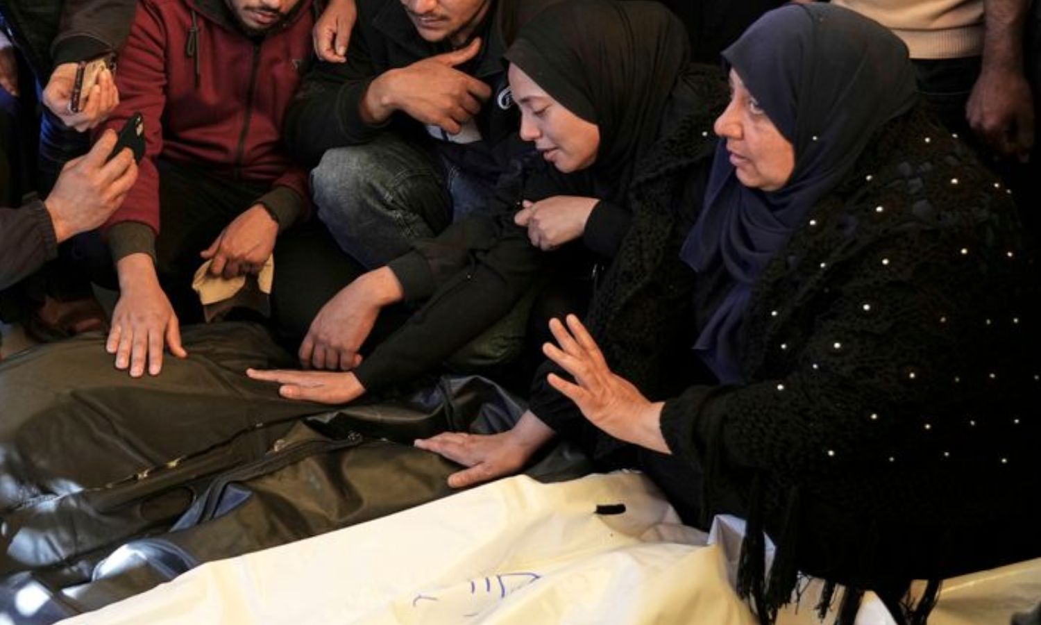 காசா: மக்கள் வசிக்கும் கூடாரங்களை குறிவைத்து இஸ்ரேல் தாக்குதல்.. உயிருடன் எரிந்து 23 பேர் பலி காசா: மக்கள் வசிக்கும் கூடாரங்களை குறிவைத்து இஸ்ரேல் தாக்குதல்.. உயிருடன் எரிந்து 23 பேர் பலி