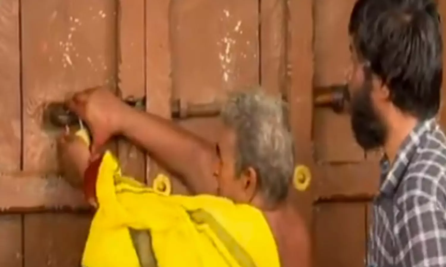 பக்தர்கள் யாரும் வராததால் மேல்பாதி அம்மன் கோவில் இன்று மூடப்பட்டது