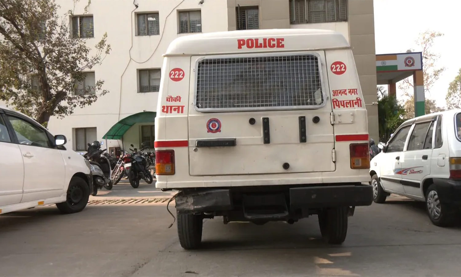 உடைந்த பீர்பாட்டிலால் 36 முறை கணவரை குத்திக்கொன்ற இளம்பெண்