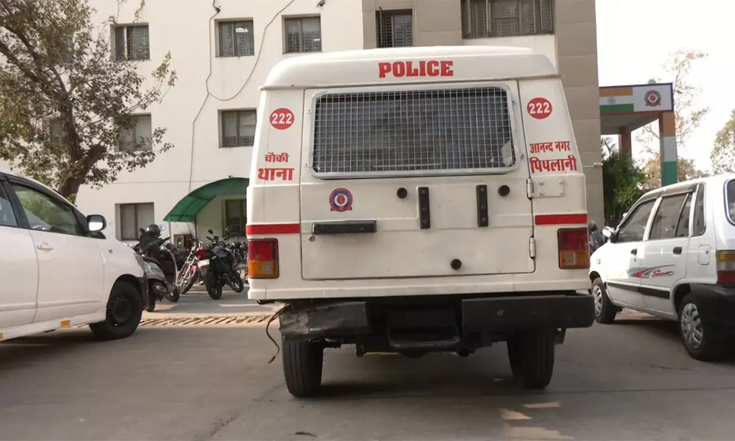 உடைந்த பீர்பாட்டிலால் 36 முறை கணவரை குத்திக்கொன்ற இளம்பெண்