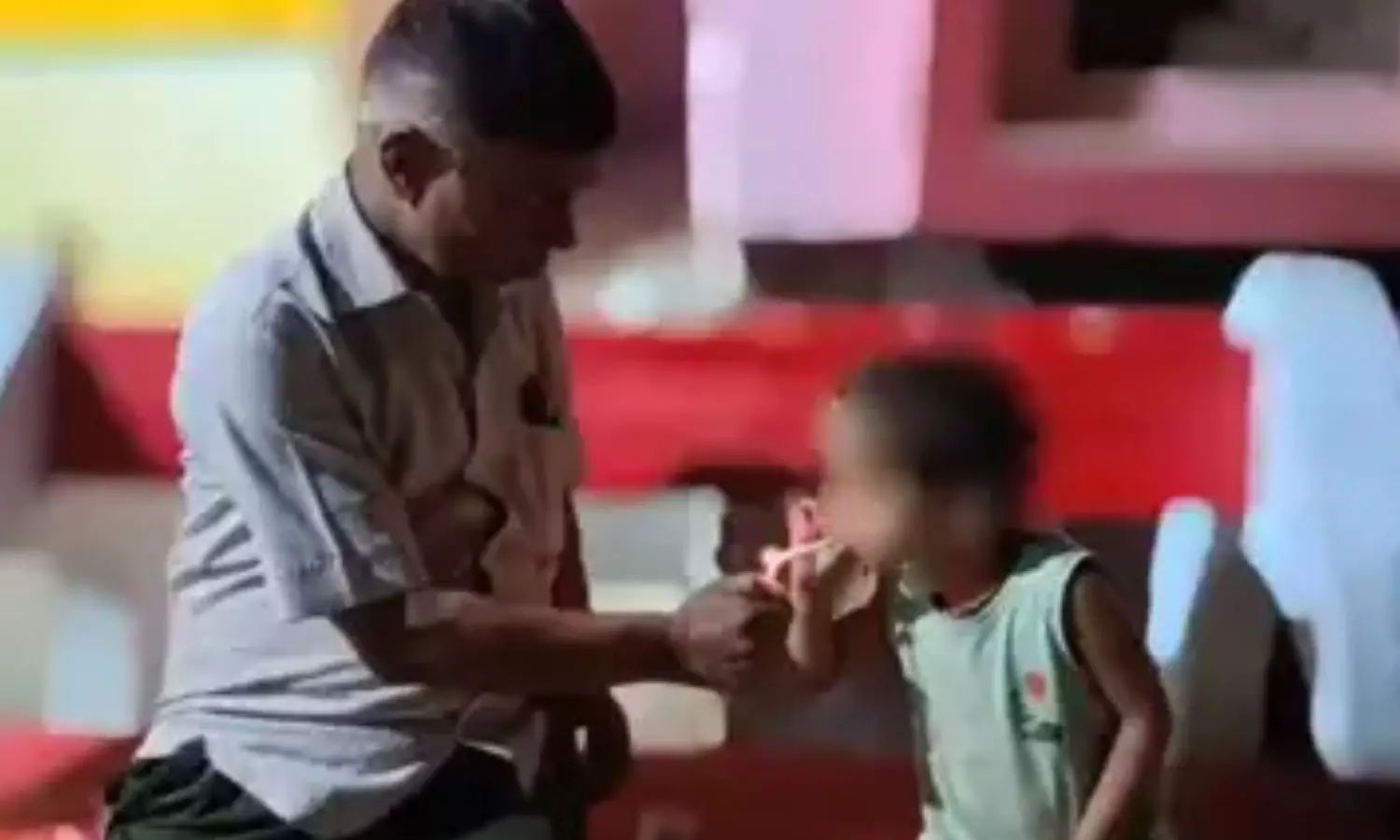 VIDEO: சளிக்கு சிகிச்சை பெற வந்த 5 வயது சிறுவனை சிகரெட்  பிடிக்க வைத்த உ.பி. மருத்துவர்