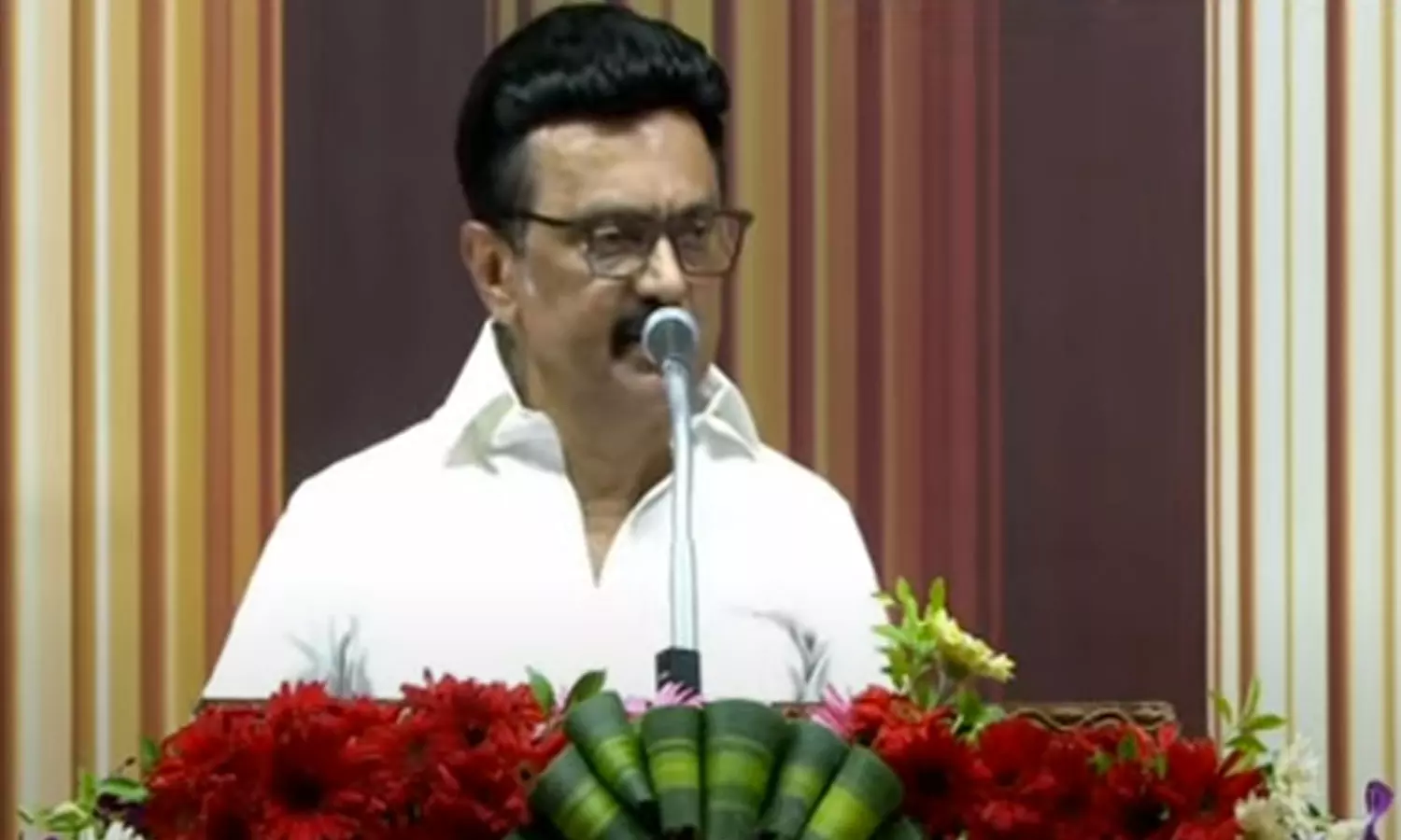 நான் அழுது புலம்புபவனும் அல்ல! யார் காலில் ஊர்ந்து போய் விழுபவனும் அல்ல! - 2026-ல் ஒரு கை பார்த்து விடலாம் : மு.க.ஸ்டாலின் நான் அழுது புலம்புபவனும் அல்ல! யார் காலில் ஊர்ந்து போய் விழுபவனும் அல்ல! - 2026-ல் ஒரு கை பார்த்து விடலாம் : மு.க.ஸ்டாலின்