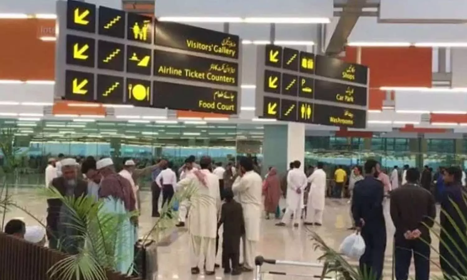 பாகிஸ்தானில் கடந்த மூன்று மாதங்களில் 1.72 லட்சம் பேர் வெளிநாடுகளுக்கு பயணம்: காரணம் இதுதான்..! பாகிஸ்தானில் கடந்த மூன்று மாதங்களில் 1.72 லட்சம் பேர் வெளிநாடுகளுக்கு பயணம்: காரணம் இதுதான்..!