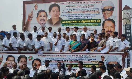 அமைச்சர் பொன்முடி சர்ச்சை பேச்சு: செங்கோட்டையன் தலைமையில் அ.தி.மு.க.வினர் கண்டன ஆர்ப்பாட்டம்