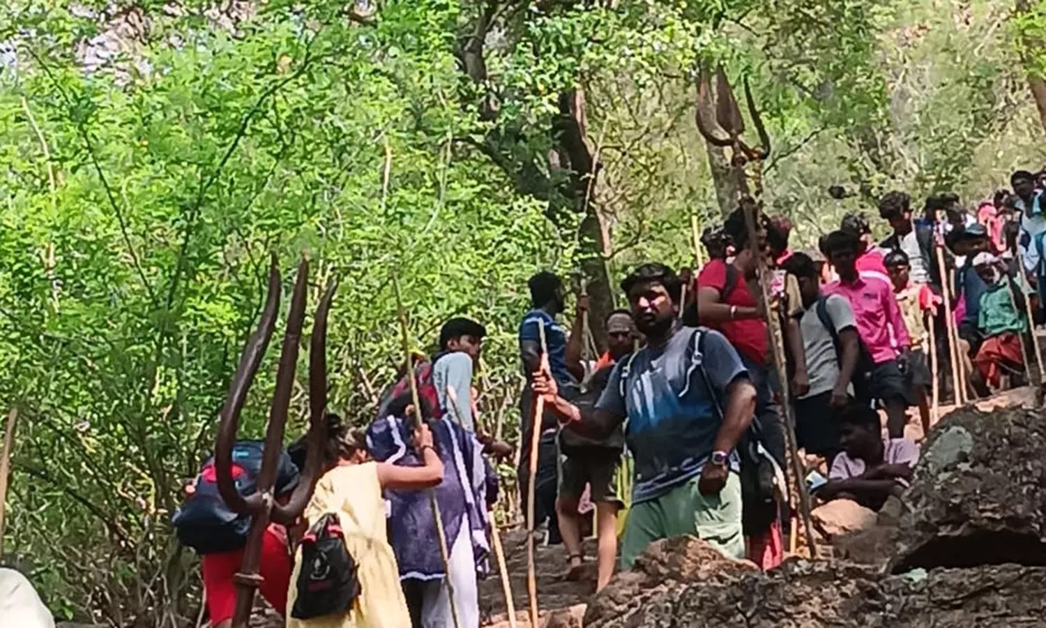 தொடர் விடுமுறை எதிரொலி: வெள்ளியங்கிரி மலையேற குவிந்த பக்தர்கள்