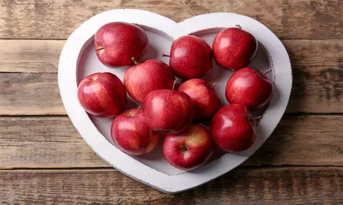 தினமும் ஆப்பிள் சாப்பிடுவதால் கிடைக்கும் நன்மைகள்