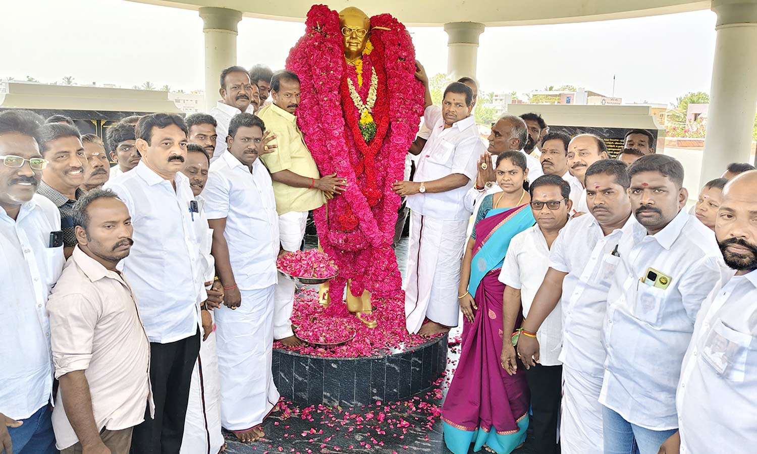 பத்மஸ்ரீ டாக்டர் பா.சிவந்தி ஆதித்தனார் சிலைக்கு அமைச்சர் அனிதா ராதாகிருஷ்ணன் மரியாதை