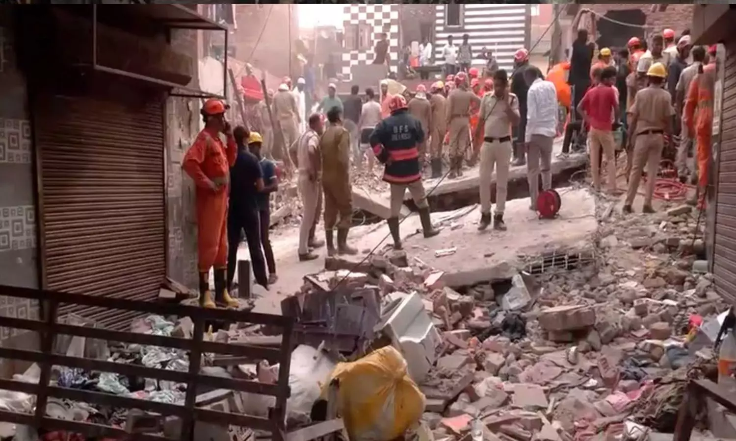 VIDEO: டெல்லியில் இடிந்து விழுந்த அடுக்குமாடி கட்டிடம்.. 4 பேர் பலி - இடிபாடுகளுக்குள் சிக்கிய மக்கள்