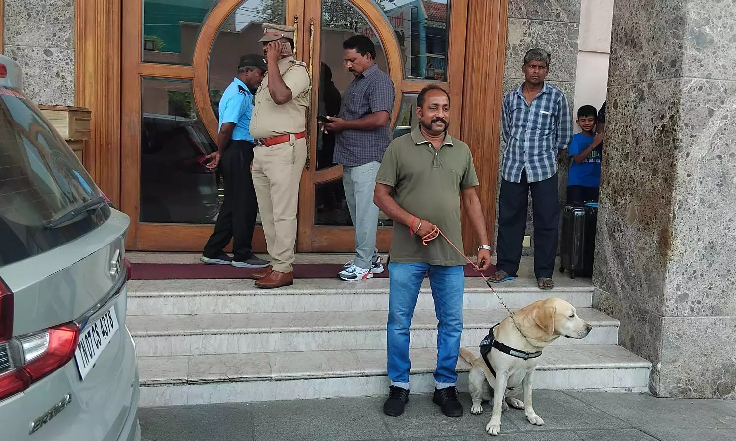 புதுச்சேரியில் முதலமைச்சர் ரங்கசாமி வீடு, நட்சத்திர ஓட்டல்களுக்கு வெடிகுண்டு மிரட்டல் புதுச்சேரியில் முதலமைச்சர் ரங்கசாமி வீடு, நட்சத்திர ஓட்டல்களுக்கு வெடிகுண்டு மிரட்டல்