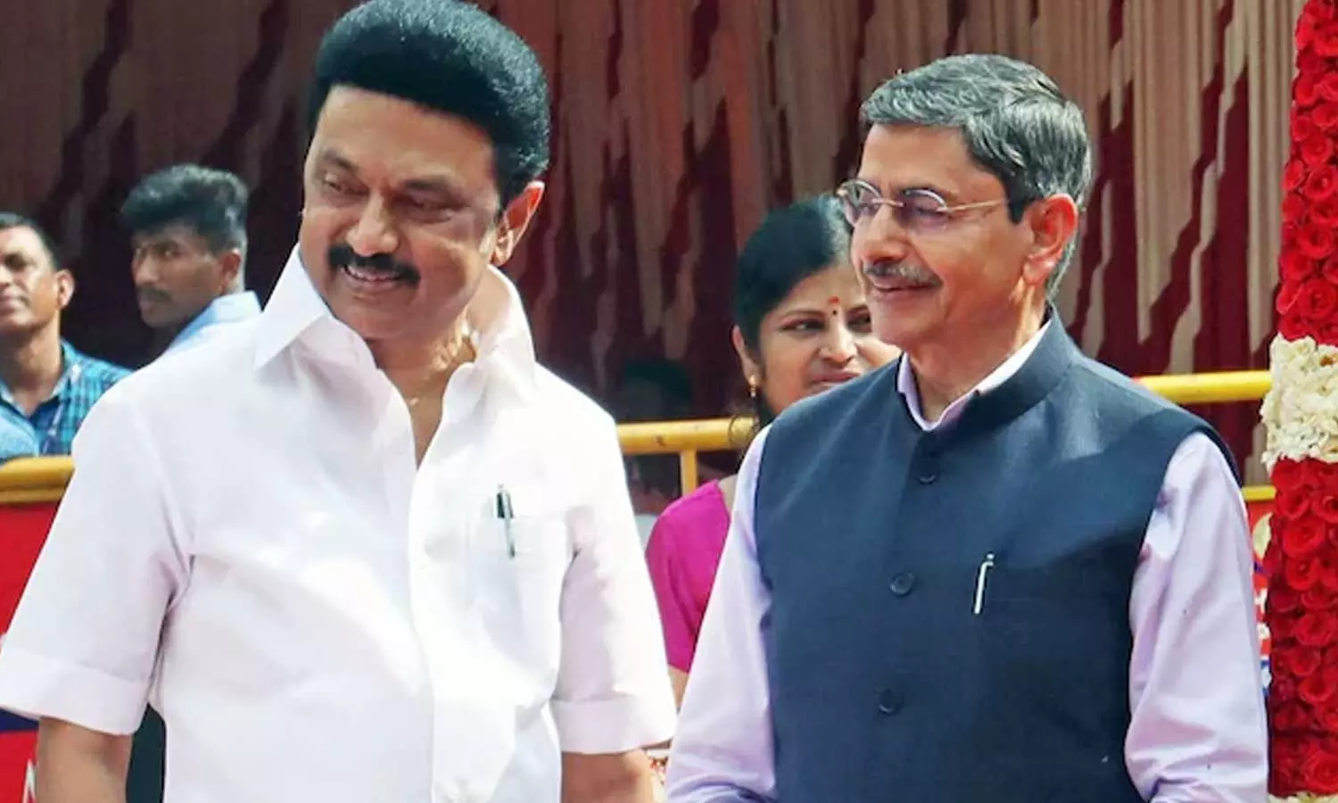மத்திய - மாநில அரசுகளுக்கு இடையே ஆளுநர் என்பவர் தபால்காரர்தான் - முதலமைச்சர் மு.க.ஸ்டாலின் மத்திய - மாநில அரசுகளுக்கு இடையே ஆளுநர் என்பவர் தபால்காரர்தான் - முதலமைச்சர் மு.க.ஸ்டாலின்